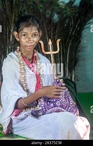 Der wahre Geist von Puja -Fotoshooting für ungeliebte unterprivilegierte Kinder. Stockfoto