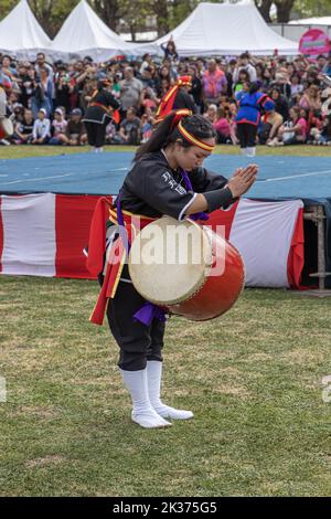 Buenos Aires, Argentinien - 25. September 2022: Junge Japanerin beim Sonnengruß. EISA (japanischer Tanz mit Trommeln) in Varela Matsuri. Stockfoto