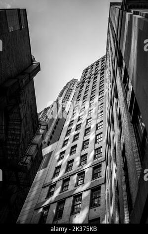 Ein vertikales Bild eines Hochhaus-Wolkenkratzers in Chicago mit niedrigem Winkel in Graustufen Stockfoto