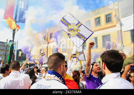 Real Madrid-Fans feiern in Cardiff vor dem UEFA Champions League-Finale 2017. Stockfoto