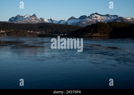 Saltstraumen ist eine kleine Meerenge in der Nähe von Bodø in der norwegischen Provinz Nordland, die eine der stärksten Gezeitenströmungen der Welt hat Stockfoto