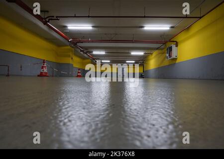 Parkhaus, Wände sind gelb und grau Stockfoto