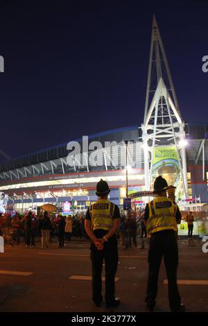 Zwei Beamte der Polizei von South Wales vor dem Millennium Stadium Cardiff. Stockfoto