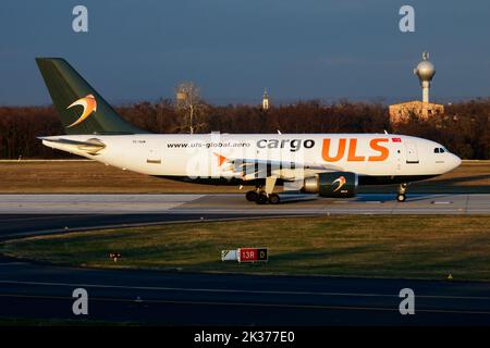 Budapest, Ungarn - 18. November 2016: ULS-Frachtflugzeug am Flughafen. Luftfracht und Versand. Luftfahrt und Flugzeuge. Transportindustrie. Internationale Märkte Stockfoto