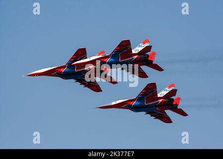 Belgrad, Serbien - 2. September 2012: Militärisches Kampfflugzeug der russischen Luftwaffe auf dem Luftwaffenstützpunkt. Flugbetrieb der Luftwaffe. Luftfahrt und Flugzeuge. Luft Stockfoto