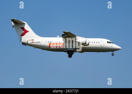 Wien, Österreich - 13. Mai 2018: EasyJet British Aerospace Avro RJ100 D-AMGL Passagierflugzeug Ankunft und Landung am Flughafen Wien Stockfoto