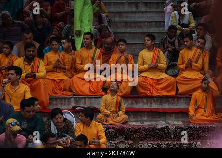 Rishikesh, Uttarakhand, Indien. 23. September 2022. Ein junger Rishikumar blickt auf die Mitte des Satsang, der während des Ganga Aarti aufgeführt wird, der jeden Abend an den Ghats des Ganges-Flusses stattfindet. Parmarth Niketan gegründet 1942 von Pujya Swami Sukhdevanandji Maharaj ist der größte Ashram in Rishikesh, mit über 1000 Zimmern, die eine saubere, reine und heilige Atmosphäre mit reichlich, schönen Gärten für Tausende von Pilgern bieten, die aus allen Teilen der Erde kommen. Zu den täglichen Aktivitäten im Parmarth Niketan gehören tägliches Yoga, spezialisiert auf Vinyasa Yoga, allgemeines Hatha Yoga und Yoga Nind Stockfoto