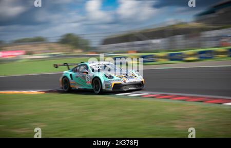 Porsche Carrera Rennwagen Geschwindigkeit Aktion auf Asphalt Rennstrecke verschwommene Bewegung Hintergrund. Vallelunga, Italien, 17-18 2022. september, Rennwochenende Stockfoto