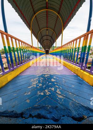 Innenraum der Regenbogenbrücke in Kuala Perlis. Selektiver Fokus. Low-Angle-Ansicht. Stockfoto
