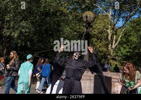 Während einer von Rise Up 4 Abtreibung Rights in New York City organisierten Kundgebung am Columbus Circle vor dem Trump International Hotel hält ein für Abtreibungsbefürworter gekleidtes Kleid während des Todes einen Stoffaufhänger in der Kleidung. (Foto von Ron Adar / SOPA Images/Sipa USA) Stockfoto