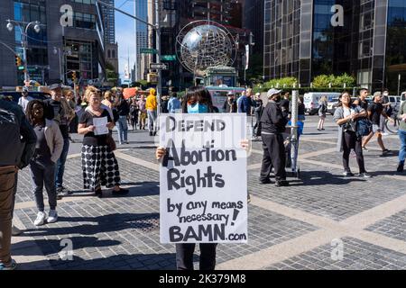 Ein Abtreibungsbefürworter hält am Columbus Circle vor dem Trump International Hotel ein Plakat, auf dem steht, dass „Abtreibungsrechte mit allen erforderlichen Mitteln zu schützen“, während einer Kundgebung, die von Rise Up 4 Abtreibungsrechte in New York City organisiert wurde. (Foto von Ron Adar / SOPA Images/Sipa USA) Stockfoto