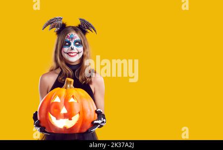 Glückliches Kind im Halloween Kostüm stehend isoliert auf gelbem Kopierraum Hintergrund Stockfoto
