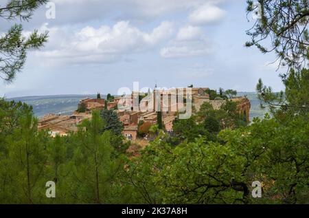 Blick auf das hochgelegene Dorf Roussillon in Südfrankreich. Stockfoto