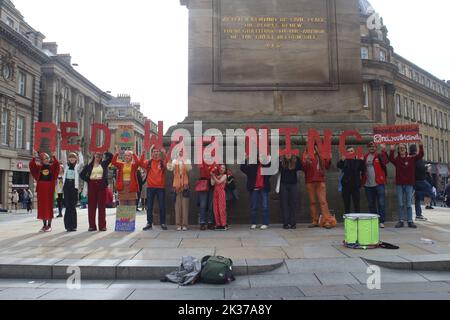 Protest gegen den Klimawandel am Gray's Monument mit roten Warnbriefen in Newcastle upon Tyne, Großbritannien, 25. September 2022, Credit:DEWAlamy Live News Stockfoto