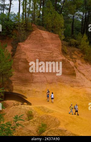 Die farbenfrohe Schlucht entlang des Ocher Trails in Roussillon im Luberon-Tal in Südfrankreich. Stockfoto