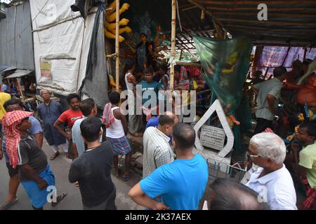 Durga Idol aus Ton wird vor fünf Tagen von einem Bildhauerstudio in die Gemeinde Mandapa transportiert, die vom 1.. Bis 5.. Oktober von den Hindus aufgeführt wird. (Foto von Biswarup Ganguly/Pacific Press) Stockfoto