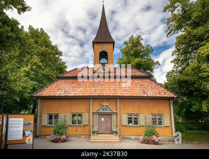 Sigtuna, Schweden - 09.01.2022: Sigtuna Radhus, oder Rathaus, an einem schönen Sommertag. Eines der kleinsten Rathäuser Europas. Älteste Stadt Schwedens. Stockfoto