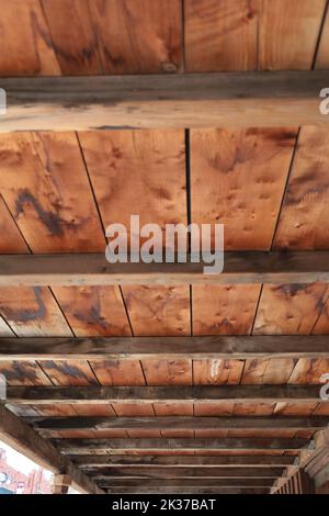 Eine dunkle und rustikale Kiefernholzwand für ein Gebäude im Freien, einen Stall, einen Bauernhof oder einen Zaun Stockfoto