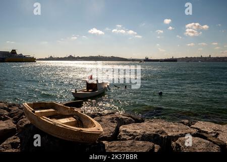 Die spektakuläre Aussicht, kleine Fischerboote auf dem felsigen Strand von Salacak in Uskudar. Istanbul, Türkei Stockfoto