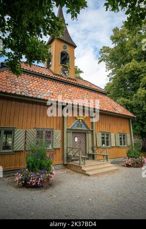 Sigtuna, Schweden - 09.01.2022: Sigtuna Radhus, oder Rathaus, an einem schönen Sommertag. Eines der kleinsten Rathäuser Europas. Älteste Stadt Schwedens. Stockfoto