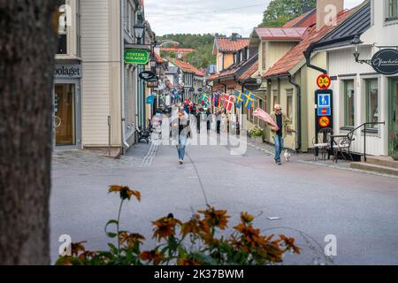 Sigtuna, Schweden - 09.02.2022: Stora Gatan, historische Hauptstraße von Sigtuna, älteste Stadt Schwedens. Wolkiger Sommertag. Stockfoto