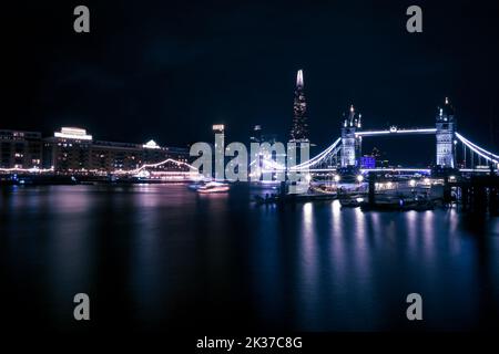 London, Großbritannien, 24.. September 2022, die Flottille Reflections ist eine Hommage der Flussgemeinschaft, die den Tod Ihrer Majestät der Königin und den Beitritt von König Charles III. Markiert Während die Boote friedlich vorbeigleiten, wird es den Zuschauern ermöglicht, sich an die Vergangenheit zu erinnern und positiv über die Zukunft nachzudenken. Die Veranstaltung wird bis zu £20.000 für die RNLI erhöhen und den Bau einer neuen Rettungsbootstation an der Waterloo Bridge unterstützen., Andrew Lalchan Photography/Alamy Live News Stockfoto