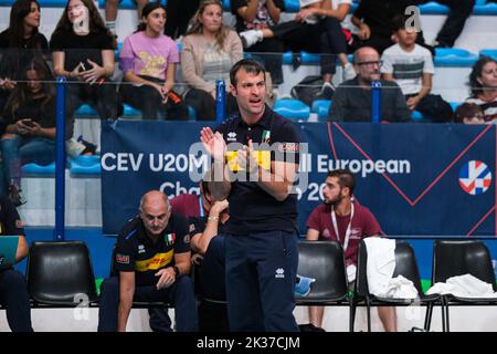 Montesilvano, Italien. 24. September 2022. Matteo Battocchio, der Cheftrainer Italiens), während des Halbfinals der CEV U20 Volleyball Europameisterschaft 2022 in Montesilvano (Foto von Elena Vizzoca/Pacific Press) Quelle: Pacific Press Media Production Corp./Alamy Live News Stockfoto