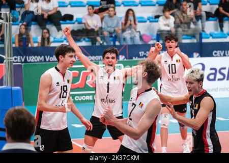 Montesilvano, Italien. 24. September 2022. Das belgische Team jubelt während des Halbfinals der CEV U20 Volleyball Europameisterschaft 2022 in Montesilvano (Foto: Elena Vizzoca/Pacific Press) Quelle: Pacific Press Media Production Corp./Alamy Live News Stockfoto