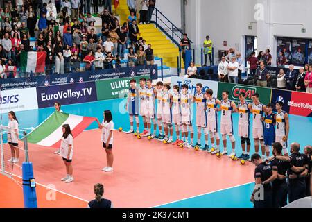 Montesilvano, Italien. 24. September 2022. Das italienische Team zu Beginn des Spiels während des Halbfinals der CEV U20 Volleyball Europameisterschaft 2022 in Montesilvano (Foto: Elena Vizzoca/Pacific Press) Quelle: Pacific Press Media Production Corp./Alamy Live News Stockfoto