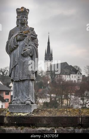 Statue des heiligen Johannes von Nepomuk (1345-1393), Johannes von Nepomuk, heiliger von Böhmen, an der alten Steinbrücke über dem Fluss Lahn in Villmar, Hessen, Deutschland Stockfoto