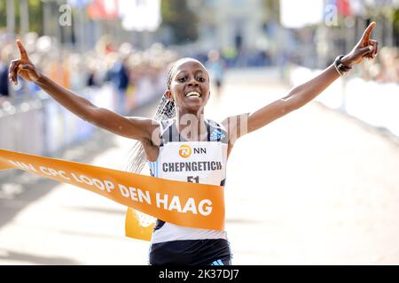 2022-09-25 15:37:44 DEN HAAG - Ludwina Chepngetich ist bereits die erste Frau, die die Ziellinie während der Ausgabe 46. der CPC Loop überqueren. ANP ROBIN VAN LONKHUIJSEN niederlande Out - belgien Out Stockfoto