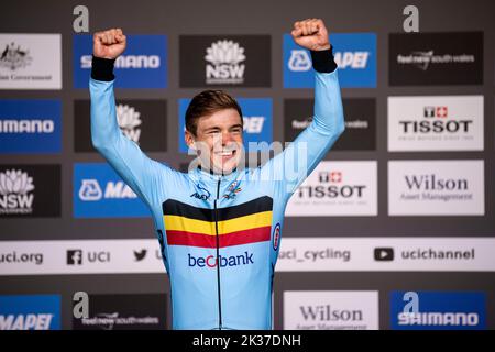 25.. September 2022; Wollongong, Illawarra, South Wales, Australien: UCI World Road Cycling Championships, Remco Evenepoel aus Belgien feiert nach seinem Sieg beim Ellite Mens Road Race auf dem Podium Stockfoto