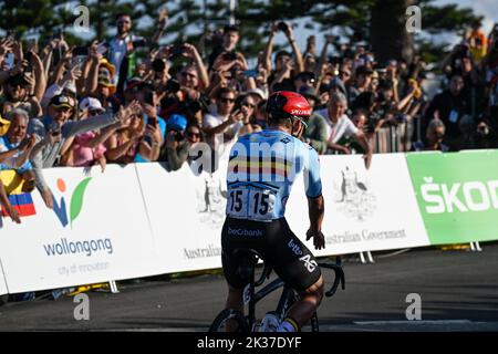 25.. September 2022; Wollongong, Illawarra, South Wales, Australien: UCI World Road Cycling Championships, die Menge würdigt den belgischen Remco Evenepoel nach dem Sieg beim Elite Mens Road Race Stockfoto