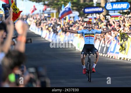 25.. September 2022; Wollongong, Illawarra, South Wales, Australien: UCI World Road Cycling Championships, Remco Evenepoel aus Belgien feiert den Gewinn des Elite Mens Road Race Stockfoto