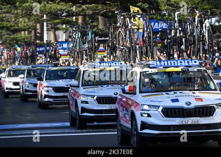 25.. September 2022; Wollongong, Illawarra, South Wales, Australien: UCI World Road Cycling Championships, Support Teams gehen direkt nach dem Elite Mens Road Race ins Ziel Stockfoto