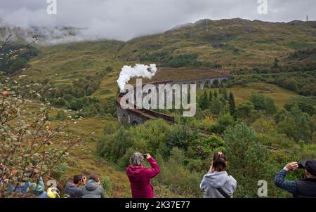 Touristenfoto der Jacobite Steam Train, Glenifinnan Viaduct, Lochaber, Scottish Highlands, Schottland, VEREINIGTES KÖNIGREICH Stockfoto