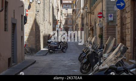 Ein Blick entlang der Via Giraldi im Zentrum von Florenz an einem warmen, sonnigen Morgen. Stockfoto