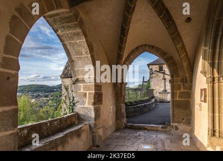 Vue sur le lac du Causse depuis le parvis de l'église Saint Martial Stockfoto