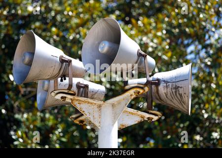 Lautsprecher auf einem Mast in der Stadt. Hochwertige Fotos Stockfoto