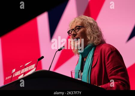 Liverpool, Großbritannien. 25.. September 2022.Diana Holland, Schatzmeisterin (Ruhestand).die Labour Party Conference 2022, die beim ACC im Kings Dock in Liverpool UK stattfindet. Picture: Garyroberts/worldwidefeatures.com Credit: GaryRobertsphotography/Alamy Live News Stockfoto