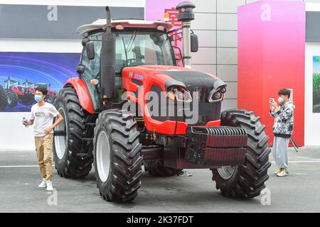 HEFEI, CHINA - 21. SEPTEMBER 2022 - auf der Outdoor Agricult sehen Besucher moderne Großmaschinen aus dem in- und Ausland Stockfoto