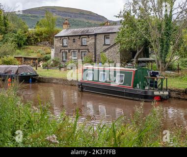 Kanalschiffe und Wassermannhütten am Monmouthshire und am Brecon Canal im Brecon Beacons National Park in der Nähe von Crickhowell South Wales Stockfoto