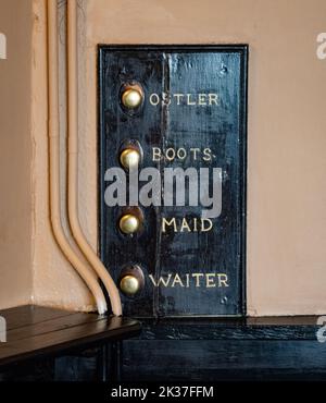 Antiquierte Glocke-Pull, um eine Vielzahl von Dienstleistungen im Bear Inn Crickhowell, einem georgianischen Poststation in Brecon Beacons Wales UK, zu beschwören Stockfoto