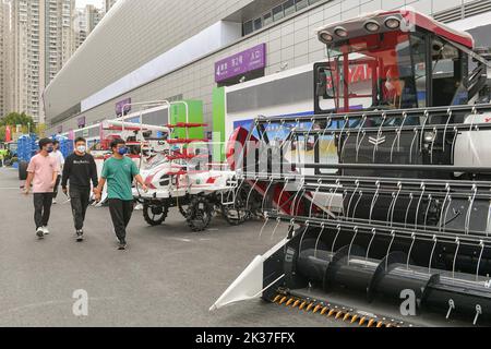 HEFEI, CHINA - 21. SEPTEMBER 2022 - auf der Outdoor Agricult sehen Besucher moderne Großmaschinen aus dem in- und Ausland Stockfoto