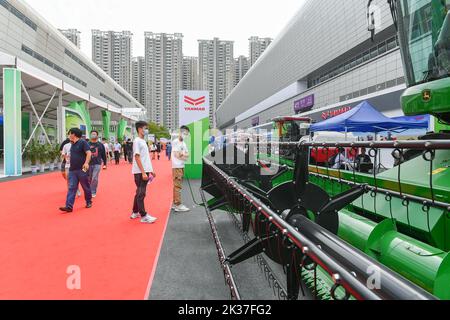 HEFEI, CHINA - 21. SEPTEMBER 2022 - auf der Outdoor Agricult sehen Besucher moderne Großmaschinen aus dem in- und Ausland Stockfoto