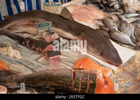 Paris, Frankreich. August 2022. Frischer Fisch auf dem Mesnilmontant-Fischmarkt in Paris. Hochwertige Fotos Stockfoto