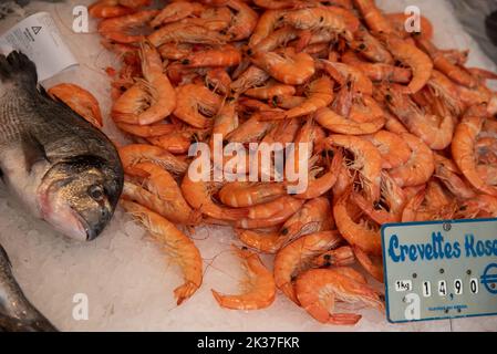 Paris, Frankreich. August 2022. Frischer Fisch auf dem Mesnilmontant-Fischmarkt in Paris. Hochwertige Fotos Stockfoto