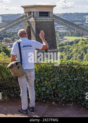 Ein Reiseleiter auf dem Observatory Hill in Bristol UK erzählt seinem Publikum die Geschichte von Brunels Clifton Hängebrücke Stockfoto