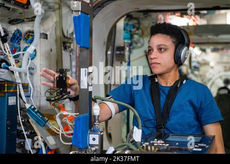 ISS - 06. Juli 2022 - NASA-Astronautin und Expedition 67 die Flugingenieurin Jessica Watkins sitzt im Columbus-Labormodul, an dem sie teilnimmt Stockfoto