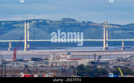 Stütztürme der Prince of Wales Bridge über die Severn-Mündung mit Avonmouth im Vordergrund und den Hügeln des Forest of Dean dahinter Stockfoto